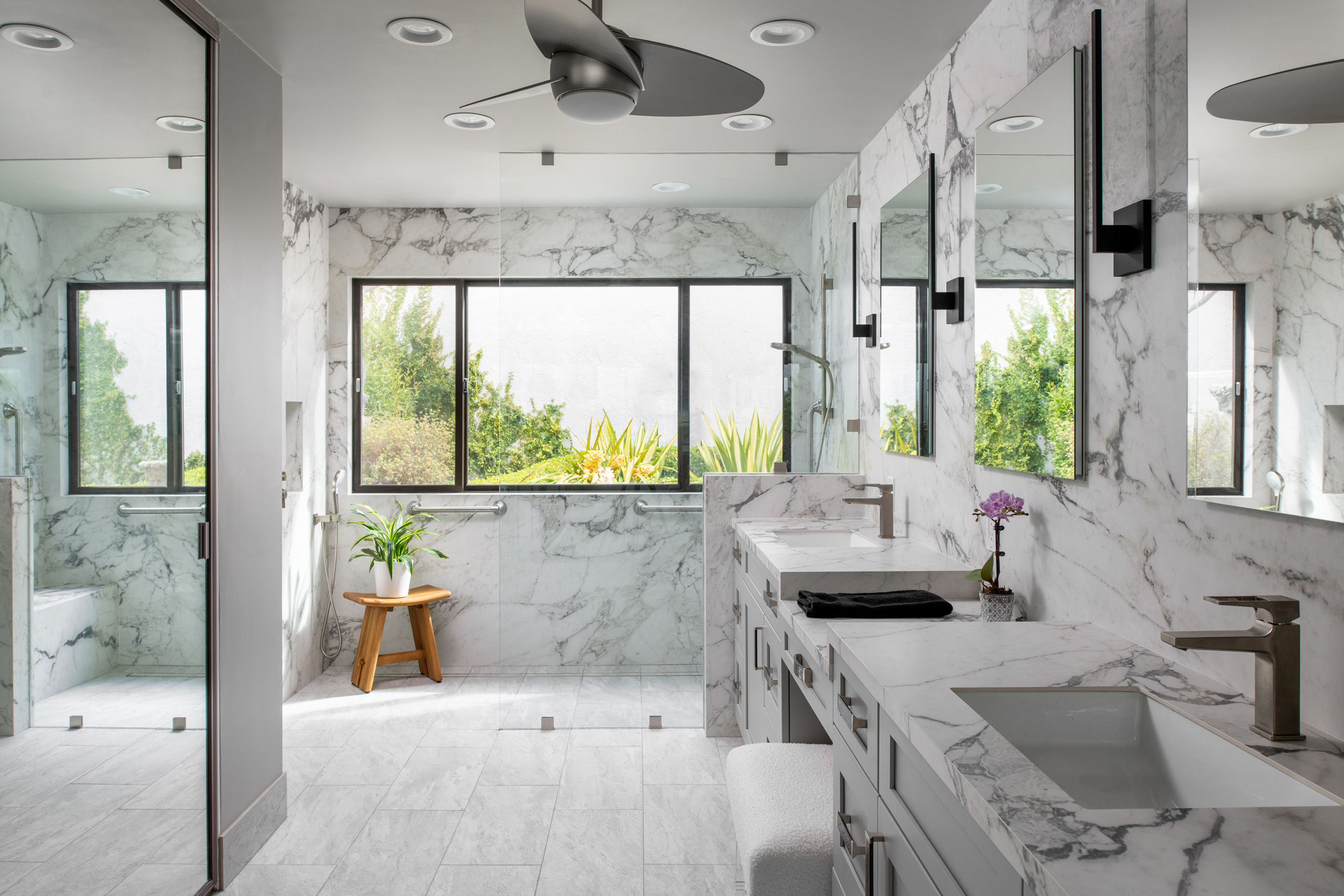 Large-format Porcelain Sintered Stone Shower Wall Cladding and Bathroom Vanity in Calacatta Gypsum