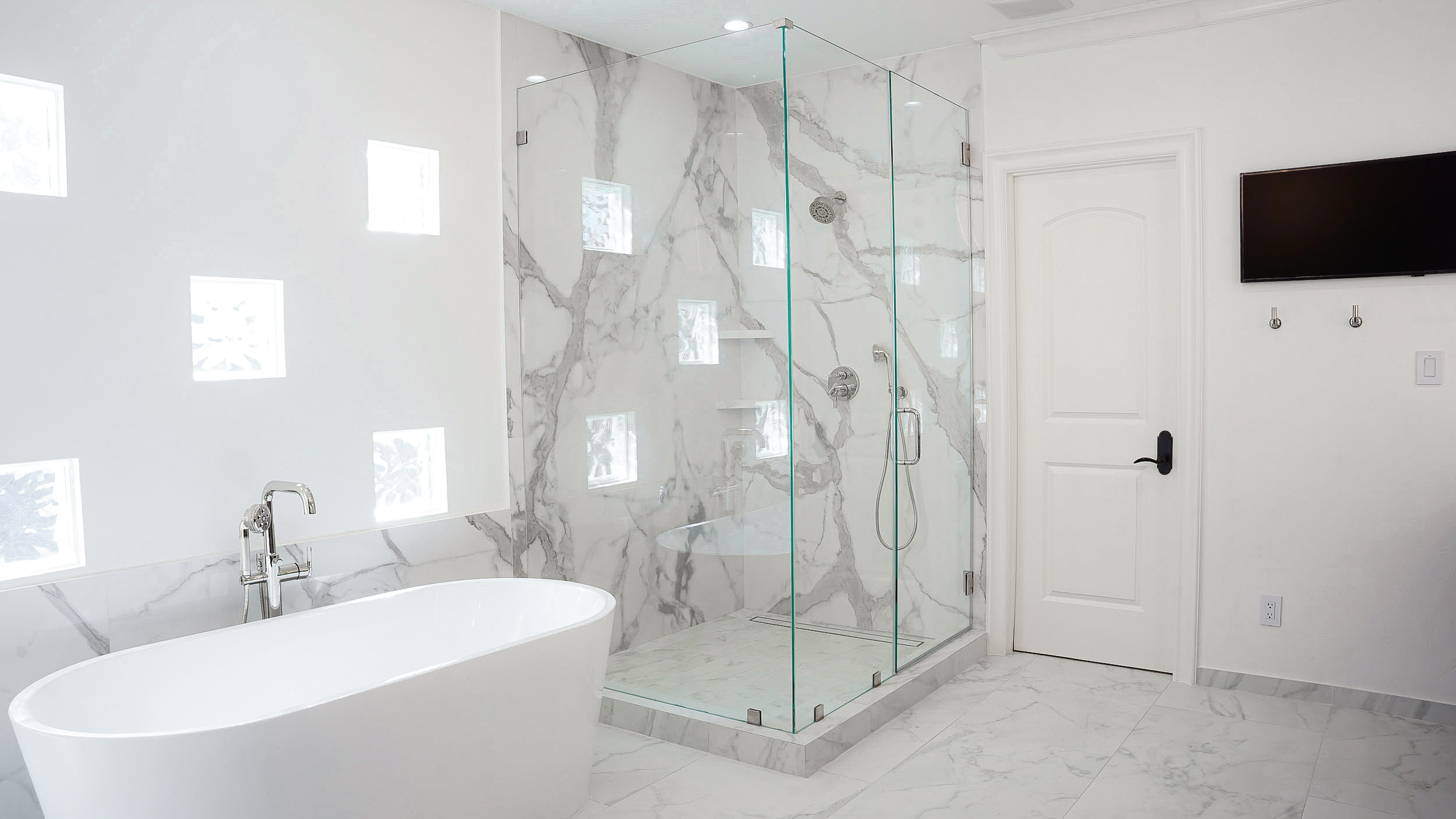 Large-format Porcelain Sintered Stone Floor-to-ceiling Shower Wall Cladding in White Classico