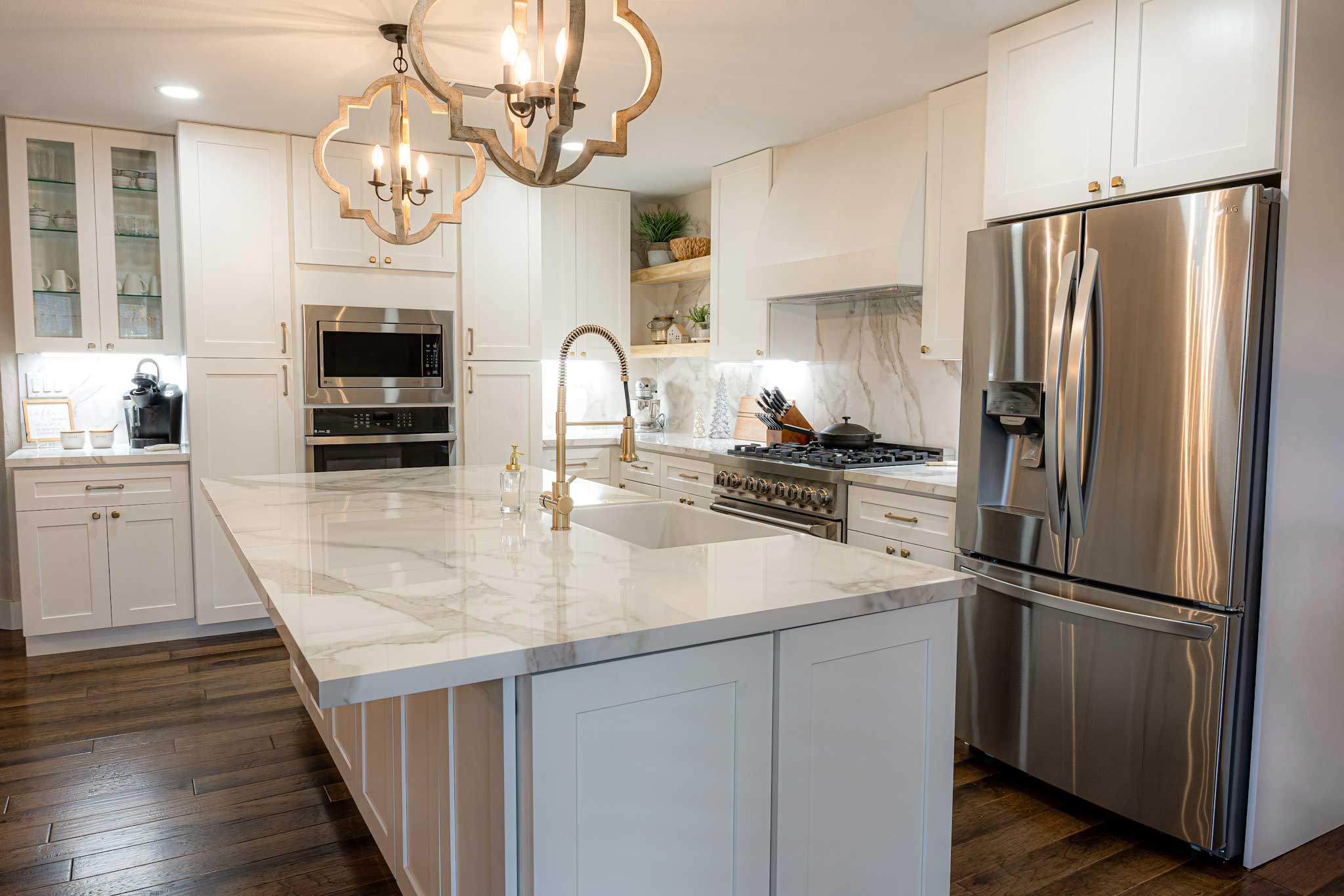 Large-format Porcelain Sintered Stone Kitchen Countertops, Backsplash, and Island in White Classico