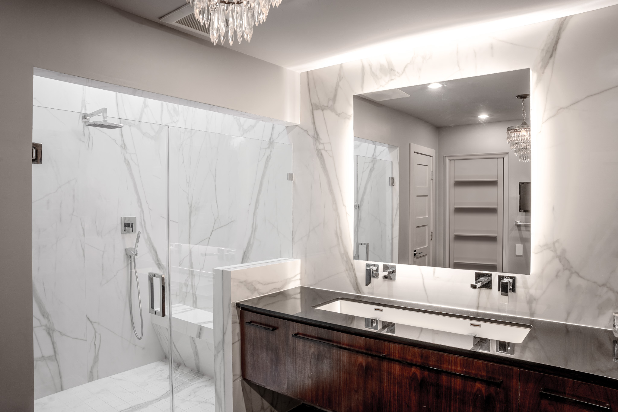Large-format Porcelain Sintered Stone Wall Cladding, Shower Wall Cladding, and Shower Bench in White Classico